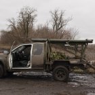 Militares ucranianos mientras se preparan para disparar desde un lanzacohetes múltiple de fabricación propia en una línea de frente en la zona de Donetsk.