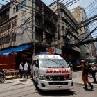 Manila. Personal de socorro trabaja en el sitio del incendio.