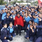 Homenaje. Baltazar Ushca posa junto a los alumnos de la institución.