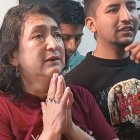 Doña Eulalia Álvarez, madre de Daniel, rompió en llanto cuando le colgaron el oro.