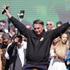 AME7635. SAO PAULO (BRASIL), 03/08/2024.- El expresidente brasileño Jair Bolsonaro participa en un acto del candidato para la Alcaldía de São Paulo, Ricardo Nunes, este sábado en la ciudad de São Paulo (Brasil). En São Paulo, el alcalde y candidato Nunes se presentó arropado por el propio Bolsonaro, pero también por el gobernador del estado homónimo, Tarcísio Nunes, y por el expresidente Michel Temer, entre otras figuras de la derecha y la ultraderecha brasileñas. Nunes tiene como principal rival en las municipales al diputado e histórico líder del movimiento de los sin techo, Guilherme Boulos, del Partido Socialismo y Libertad (PSOL), que tiene respaldo del PT. EFE/Sebastião Moreira