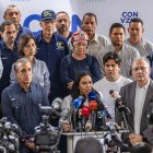 Delsa Solórzano (c), miembro del Comando Con Venezuela, habla durante una rueda de prensa sobre los hechos ocurridos la madrugada de este vier