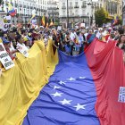 .-Vista de la manifestación convocada "en favor de la libertad de Venezuela y en rechazo al fraude electoral", este sábado en la Puerta del Sol, en Madrid.