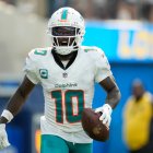 Tyreek Hill llegó a los Miami Dolphins en 2022. Seguirá tres años más.