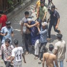 Dhaka (Bangladesh), 04/08/2024.- An injured person is carried to a hospital during clashes between protesters and Awami League members during the first day of the non-cooperation movement in Dhaka, Bangladesh, 04 August 2024. The Anti-Discrimination Student Movement organizers are demanding the resignation of the current government. Dhaka authorities have imposed a new curfew starting 06:00 p.m. local time on 04 August. As casualties mounted and law enforcement struggled to contain the unrest, the Bangladeshi government on 20 July 2024 had imposed an initial nationwide curfew and deployed military forces after violence broke out in Dhaka and other regions following student-led protests demanding reforms to the government"s job quota system. (Protestas) EFE/EPA/MONIRUL ALAM