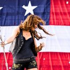 Miley Cyrus tenía 17 años.