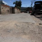 Calles. Este es el panorama de algunas calles de Tumbaco. Los conductores deben esquivar los huecos y grietas que atraviesan las vías.