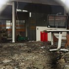 Vista del interior de la biblioteca comunitaria Spellow Hub, vandalizada después de una noche de violentos disturbios en Liverpool, Reino Unido