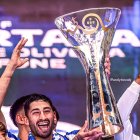 Alan Varela levanta la copa de campeones del Oporto.