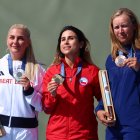 Francisca Crovetto (c) empuñando la histórica medalla olímpica chilena.