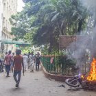 Una persona no identificada prende fuego a una motocicleta en la zona de Shahbagh durante enfrentamientos entre manifestantes y miembros de la Liga Awami.