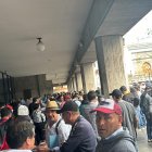 La Federación de Taxistas de Pichincha realizaron un plantón para pedir que se regulen las plataformas tecnológicas que prestan servicios