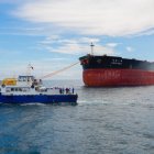 El primer efecto que se esperaría es una menor compra de petróleo, y por ende su caída en el precio