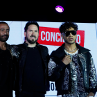 Mario Domm (i) Pablo Hurtado (c) y Samo (d) integrantes de la agrupación musical "Camila", posan este lunes durante una conferencia de prensa, en la Arena de la Ciudad de México (México).