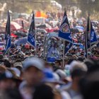 La Virgen de El Cisne es acompañada por cientos de feligreses.