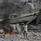 Gaza. Un palestino recorre un área tras un reciente ataque aéreo israelí.