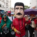 Un hombre con una máscara del presidente Nicolás Maduro asiste a una marcha en apoyo al mandatario este lunes en Caracas (Venezuela).