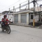 Acto. La víctima manejaba su camión cuando fue interceptada. La policía llegó al lugar para indagar las razones.