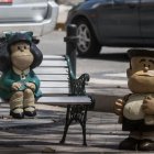 Fotografía de una escultura de Mafalda y Manolito en una muestra en Caracas (Venezuela).