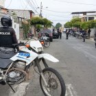 Miembros de la Policía llegaron al barrio donde se desarrolló el hecho.