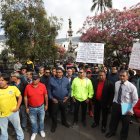Taxistas con pancartas durante la protesta.