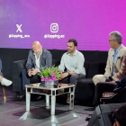 El presidente de LigaPro, Miguel Ángel Loor (segundo desde la izquierda), junto a los representantes de Zapping, Telconet y Xtrim.