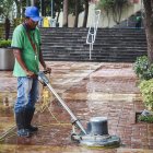 Trabajador realiza limpieza en el área turística.