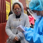 Un trabajador del sector Salud recibe a personas para la prueba rápida de la Covid-19, en uno de los puestos instalados en Ciudad de México.