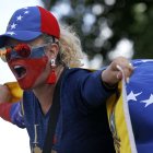 Fotografía del 3 de agosto de 2024 en donde se ve a venezolanos que protestan contra los resultados de las elecciones presidenciales del pasado domingo brindados por el Consejo Nacional Electoral (CNE).
