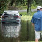 Un automóvil quedó atascado en una calle inundada tras una lluvia.