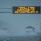 Waverly (Georgia, EE.UU.). Los vehículos pasan bajo una señal de advertencia de tormenta tropical en vigor.
