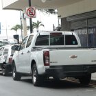 A diario, a orillas del Municipio de Guayaquil, vehículos sin placas o con rótulos adulterados se desplazan sin que sean sus conductores multados, denuncian comerciantes y residentes.