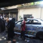 Daca. La gente observa daños en la casa del padre de la exprimera ministra Hasina.