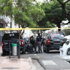 Agentes del Grupo de Intervención y Rescate (GIR) acudieron al sitio para identificar el contenido de la caja.