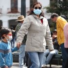 Casos. Los adultos mayores utilizan mascarilla como medida de protección de las enfermedades respiratorias.