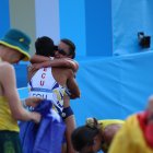 Glenda Morejón abraza a su compatriota Daniel Pintado tras el triunfo.