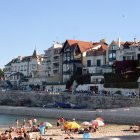 Los bañistas aparecen en la playa de la Ribera en la bahía de los pescadores de Cascais.