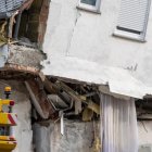 Una persona es rescatada del hotel parcialmente derrumbado en Kröv, Alemania.