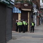 Londres. Agentes de policía se ubican en una zona de negocios cerrados. Se esperan nuevas protestas.
