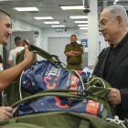 l primer ministro de Israel, Benjamín Netanyahu (2d), visita en la base de Tel Hashomer, cerca de Tel Aviv, a los reclutas del Cuerpo de Blindados y el de Ingeniería de Combate del ejército israelí.
