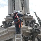 Cuatro técnicos del Instituto Metropolitano de Patrimonio intentan recuperar y reponer los daños y afectaciones que sufrió el Monumento a los Héroes de la Independencia.