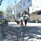 Calle. Huecos y piedrecillas impiden que ciclistas y transeúntes circulen de forma segura.