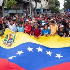 Personas asisten a una marcha en apoyo al presidente Nicolás Maduro, este lunes en Caracas (Venezuela). EFE/ Ronald Peña R.
