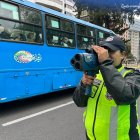 Control. Agentes utilizan el cinemómetro para verificar la velocidad.