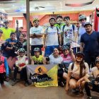 Ciclistas con la bandera en homenaje a Richard Carapaz.