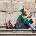 Un hombre se protege del calor con un "sombrero sombrilla".