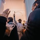 Personas asisten a la Parroquia de San Cayetano.