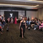 Verónica Saltos con su colección.