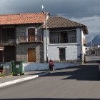 Con una rica herencia cultural y tradiciones, la parroquia Pilahuín se destaca como una verdadera joya patrimonial de Ambato, provincia de Tungurahua. Esta parroquia está habitada en un 90 % por personas de la nacionalidad kichwa que mantiene su identidad y costumbres a pesar de los cambios modernos.
Su historia se remonta a tiempos precolombinos, cuando sus habitantes vivían en armonía total con la naturaleza, practicando la agricultura y ganadería como principales fuentes de subsistencia.
La influencia de los pueblos originarios es evidente en cada rincón de la parroquia, desde su arquitectura hasta sus festividades. Desde el 2018 esta parroquia fue declarada patrimonio cultural inmaterial del país, ya que conserva gran parte de su patrimonio, entre ellas viviendas y la iglesia central que datan de más de cien años de existencia.
Gilberto Núñez, quien tiene 70 años, mencionó que esta designación les permitió fomentar y fortalecer las expresiones culturales en la comunidad. Núñez, quien es docente, contó que la parroquia es una de las más extensas de Ambato y que sus bienes patrimoniales han resistido a diferentes manifestaciones de la naturaleza como el terremoto de hace 75 años y a las erupciones del Tungurahua.
Cuenta con 160 casas patrimoniales, entre ellas, la iglesia matriz, que se empezó a construir en 1801. Solo en el caso central existen 70 infraestructuras patrimoniales que sobrepasan el siglo de historia, contó el docente.
Rosa Navas habita en una casa de más de cien años. Ella a sus 74 años espera que más personas se acerquen a apreciar la belleza patrimonial de Pilahuín.
Solo en la zona céntrica alrededor del parque, existen unas 30 casas rehabilitadas mediante un convenio con el Ministerio de Cultura y Patrimonio.
A más de la zona patrimonial, la parroquia cuenta con páramos conservados, lagunas, bosques nativos y aguas termales donde el visitante puede recorrer.
Según Núñez, Pilahuín es una de las parroquias de Ambato con más historia patrimonial y eso se evidencia en sus viviendas patrimoniales.