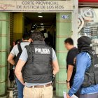 Momento del allanamiento de agentes de la Policía y Fiscalía en la Corte provincial de Justicia de Los Ríos.